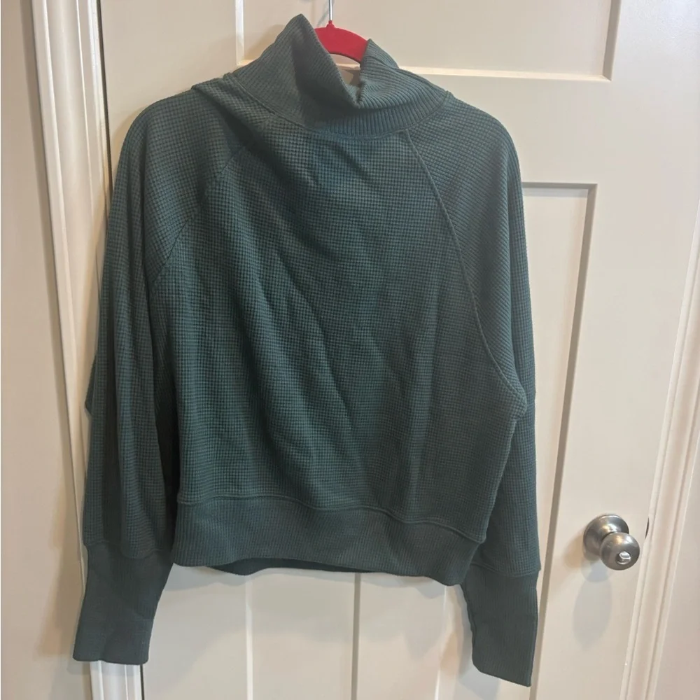 ALO Yoga Waffle Weekend Escape Mock Neck Long Sleeve Medium Clover Green NWT
